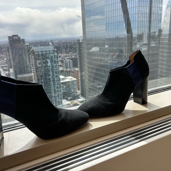 Aquatalia size 11 great used condition Black and Blue Heeled Boots Suede - Picture 4 of 11